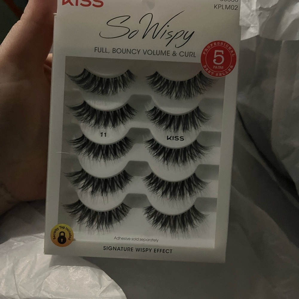 Kiss So Wispy Eyelashes with Black Volume